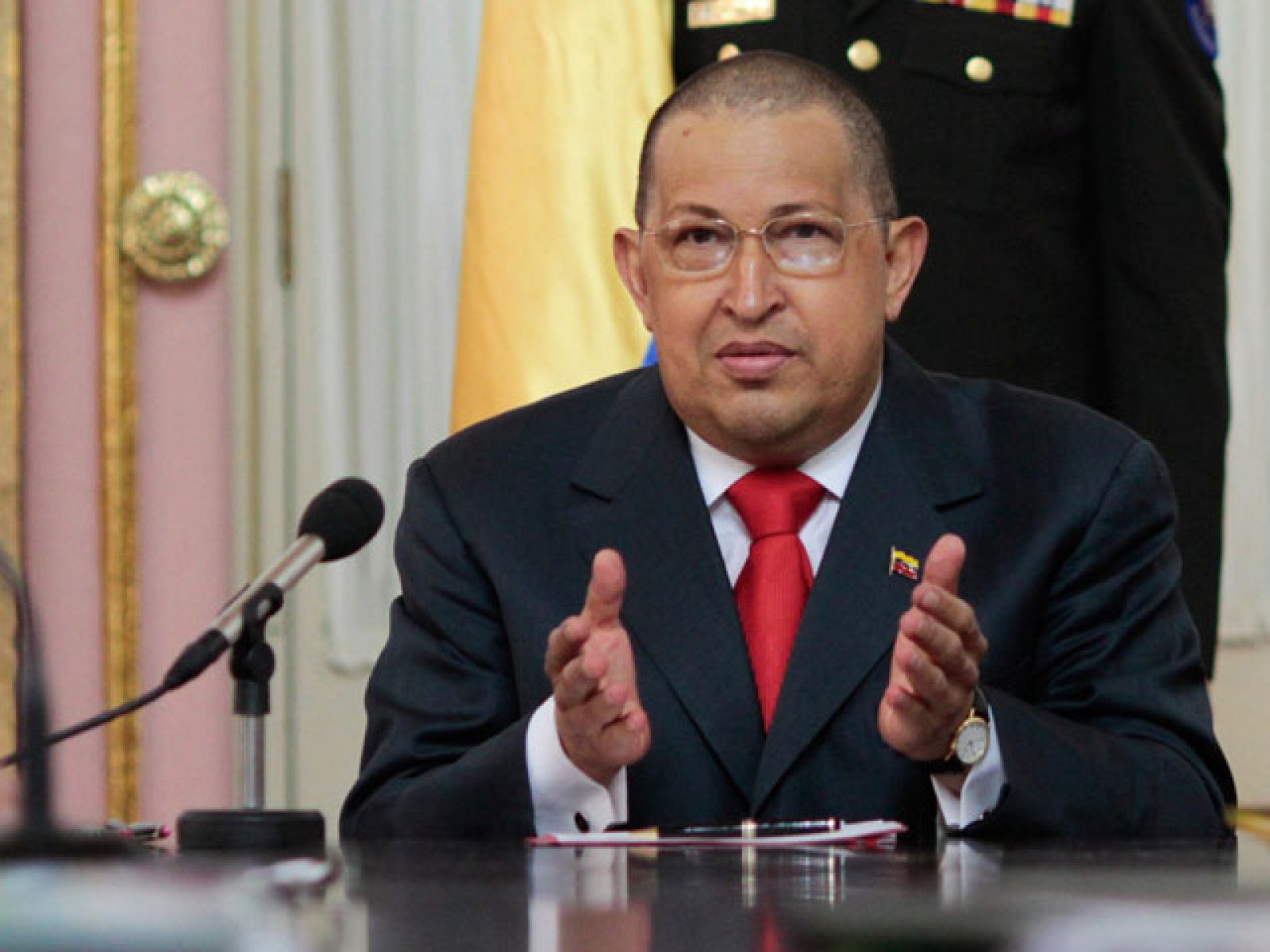 Chávez bromea sobre su "new look" en un acto oficial