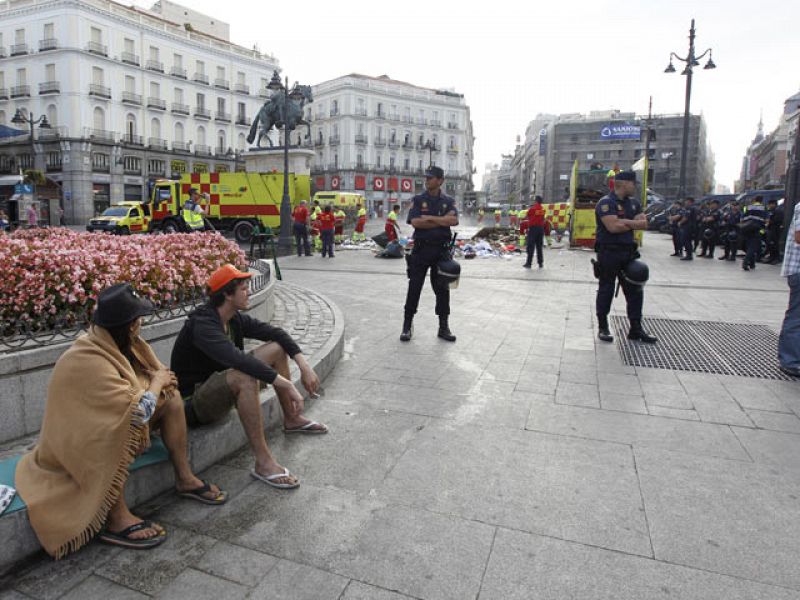Desalojan a los 'indignados' que quedaban acampados en Sol y el Paseo del Prado