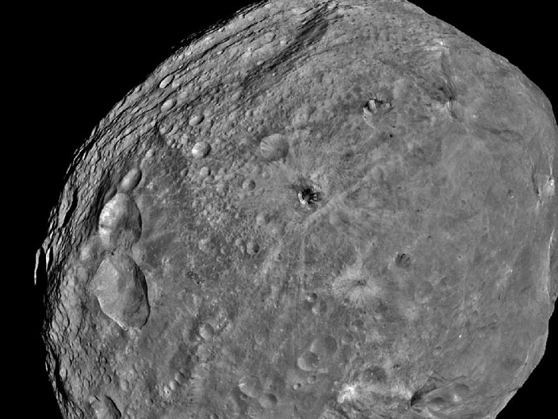 La nave Dawn capta la primera imagen completa del asteroide Vesta y su 'muñeco de nieve'