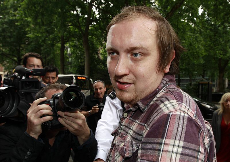 Seis semanas de prisión para el hombre que lanzó espuma de afeitar a Murdoch