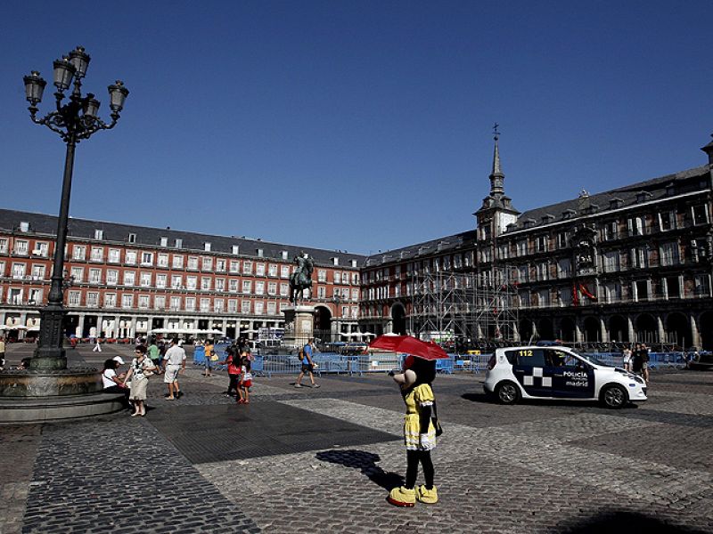 La Policía desaloja de la Plaza Mayor a los indignados, que marcharán de Atocha a Sol