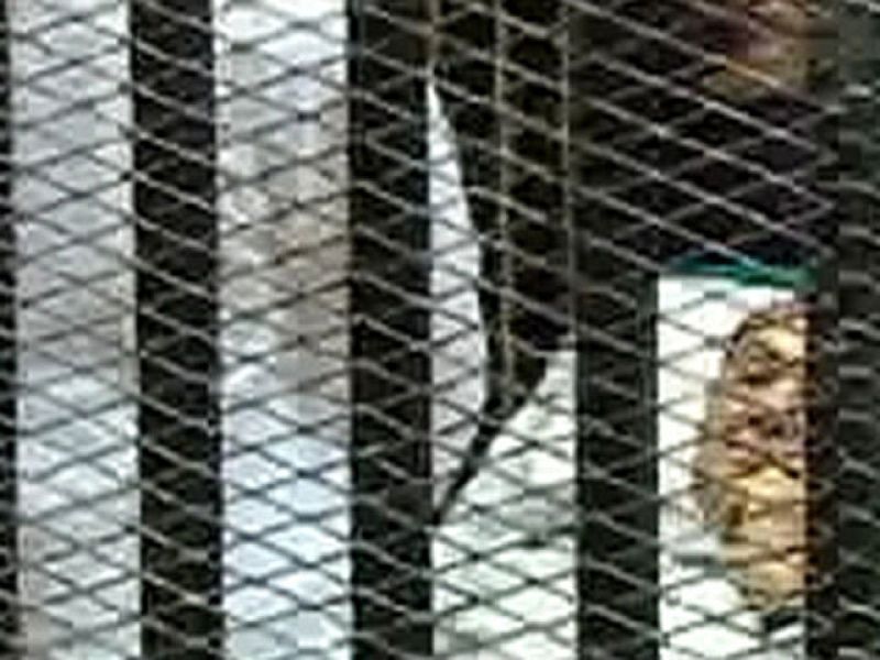 Egipto asiste al histórico juicio contra Mubarak, que se declara "no culpable" de todas las acusaciones