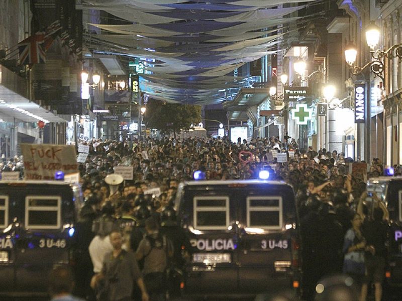 Los 'indignados' vuelven a rodear la Puerta del Sol, que continúa tomada por la Policía