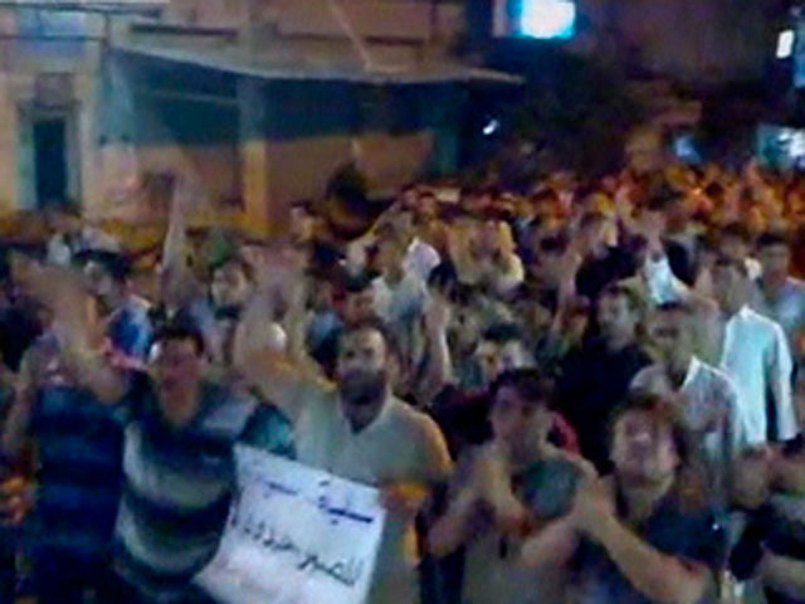 En Siria, el presidente ha aprobado este jueves un decreto que da libertad para crear nuevos partidos políticos, aunque la dura ofensiva del ejército sobre Hama ha continuado por quinto día consecutivo. En las últimas 24 horas han muerto al menos 45