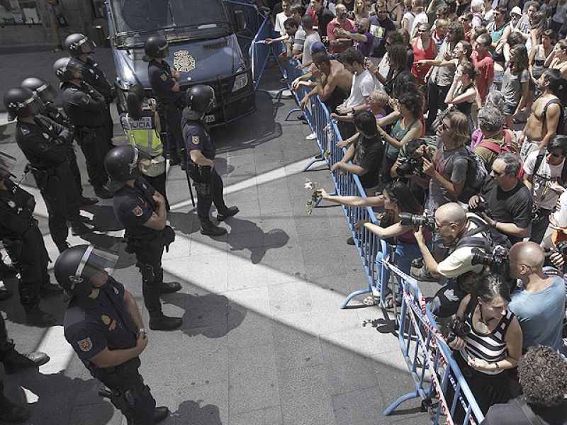 Los indignados buscan la manera de llegar a la Puerta del Sol, cerrada por la policía