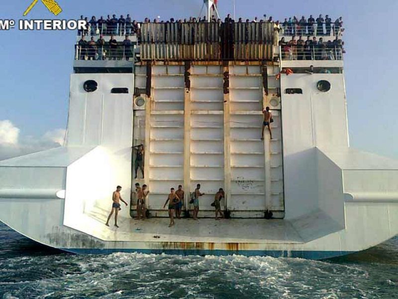 Nueve polizones marroquíes intentan llegar a Almería en la popa de un barco