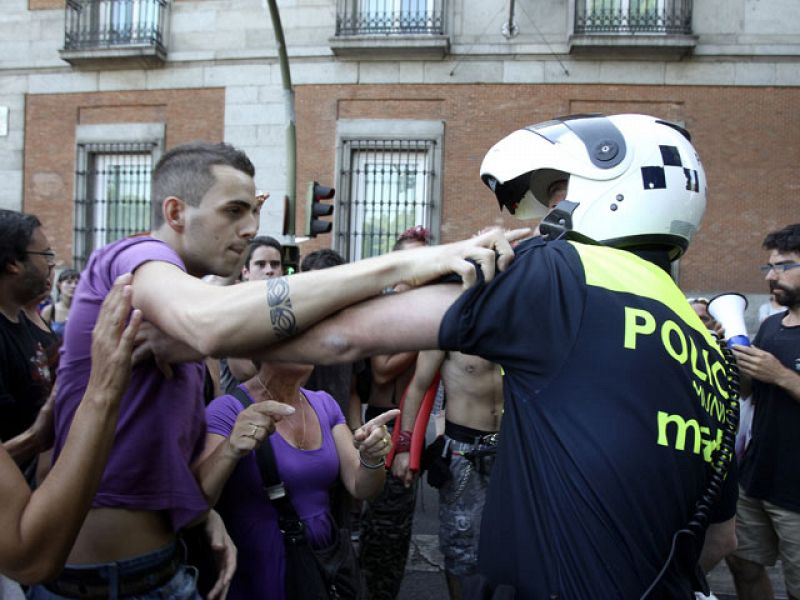 Los 'indignados' recorren el centro de Madrid cortando el tráfico tras concentrarse en Sol
