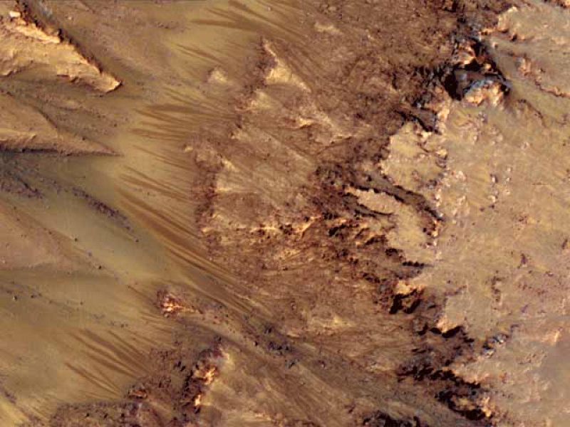 La NASA anuncia el hallazgo de una posible presencia de agua salada en Marte