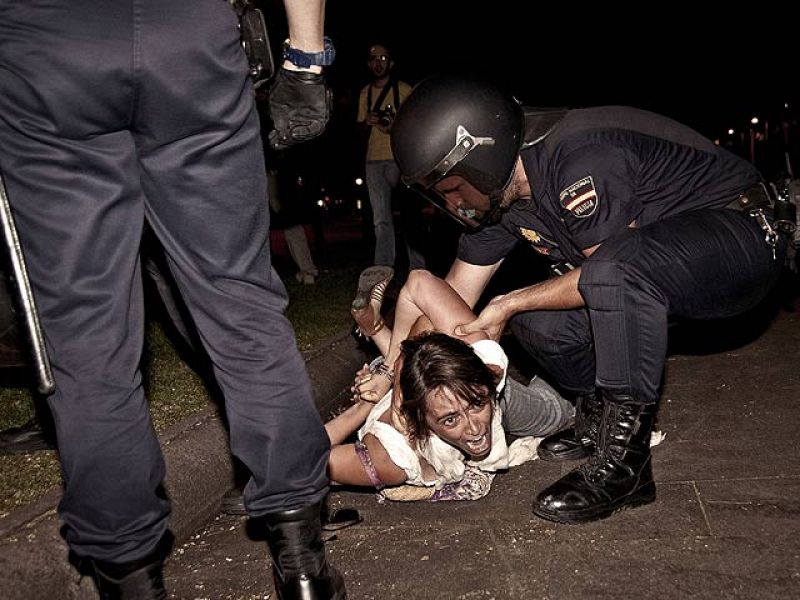 Una veintena de heridos en una carga de la policía contra los indignados en el centro de Madrid