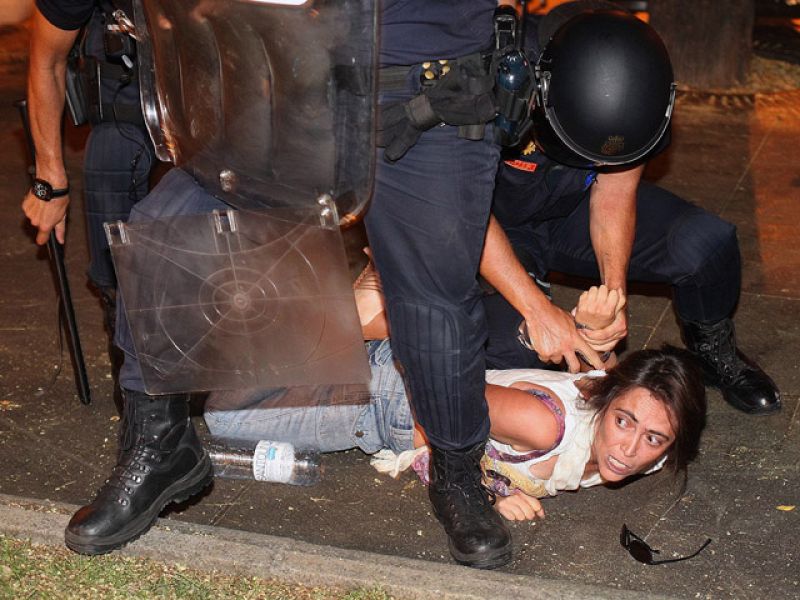 En libertad dos de los cuatro detenidos en la protesta del 15M, entre ellos un periodista