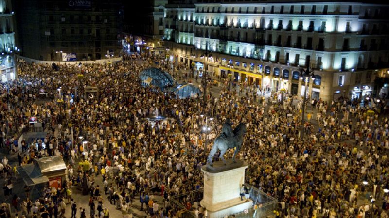 Los 'indignados' reconquistan Sol al grito de "Esta es nuestra plaza, esta es nuestra victoria"