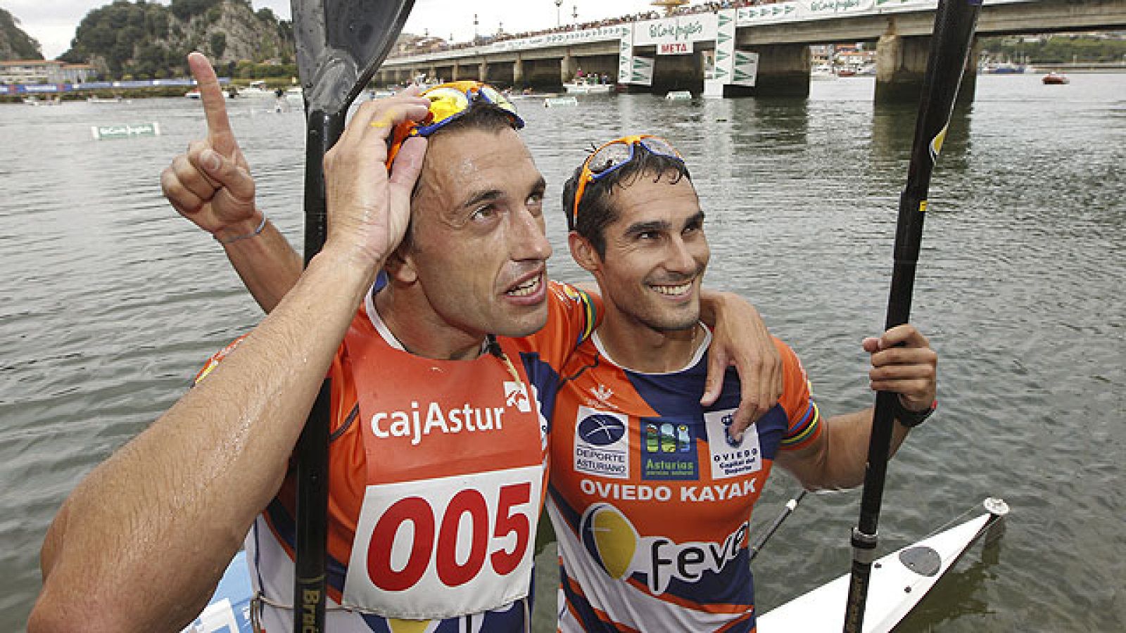 Bouzán y Fiuza han reeditado su triunfo en el descenso del Sella, que un año más ha reunido a miles de personas.