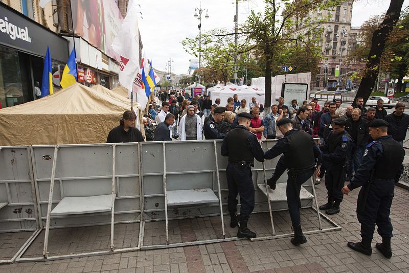 Los opositores intentan acampar frente a la cárcel donde está presa Yulia Timoshenko