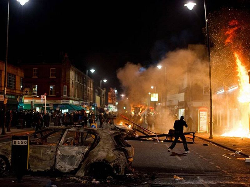 Graves disturbios en Tottenham tras la muerte de un joven a manos de la policía