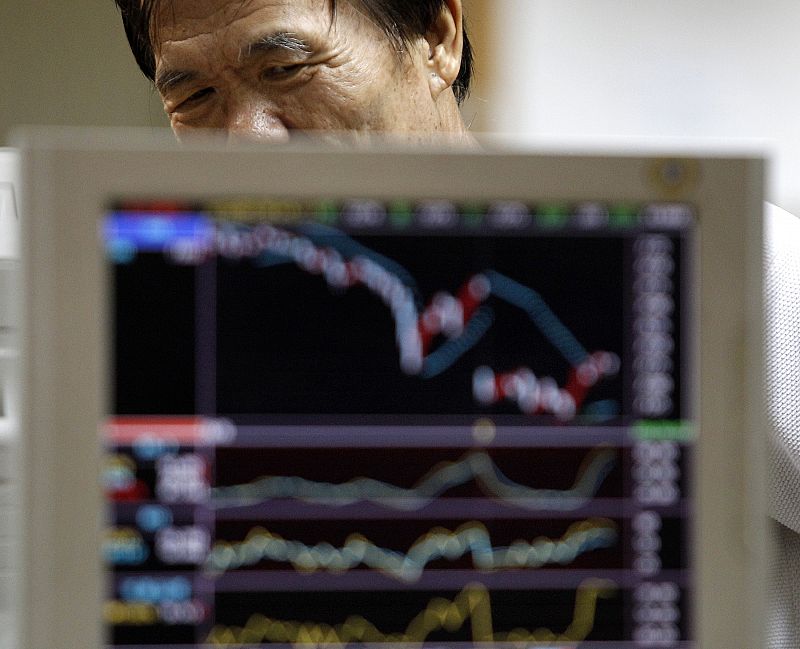 Las bolsas asiáticas vuelven a caer con fuerza, tras el lunes negro de Wall Street