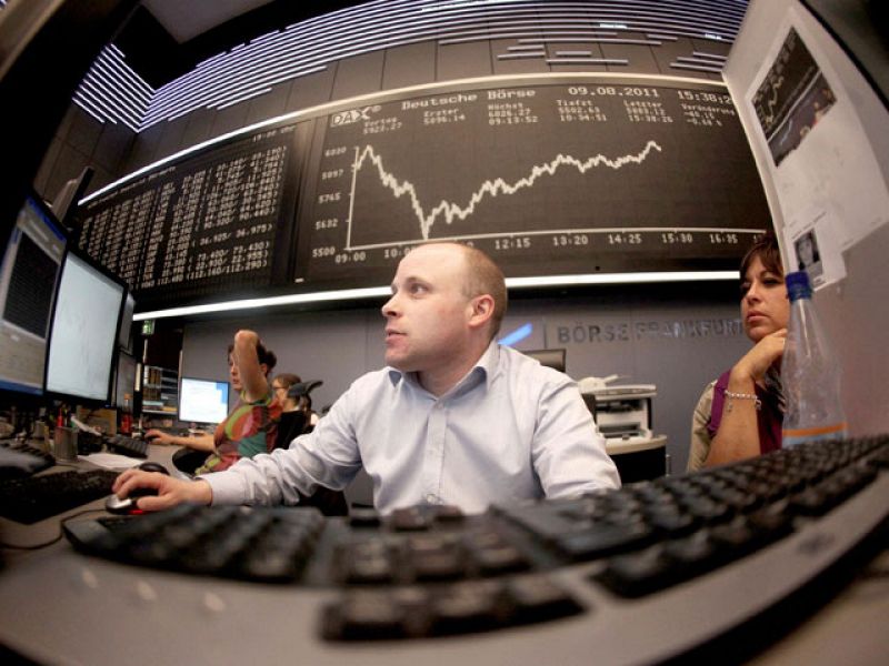 Las bolsas europeas logran dar la vuelta al pánico de la apertura, gracias a Wall Street