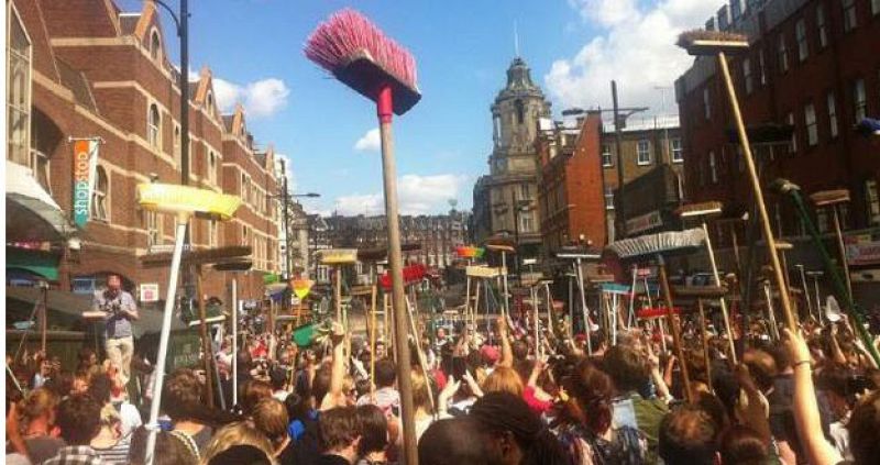 Los tuiteros londinenses convocan una campaña de limpieza tras los disturbios