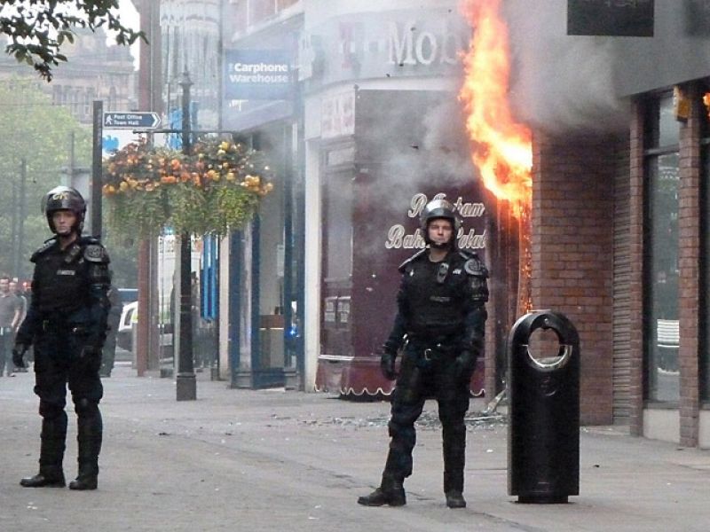 Los disturbios se concentran en el norte de Inglaterra tras tomar Londres 16.000 policías