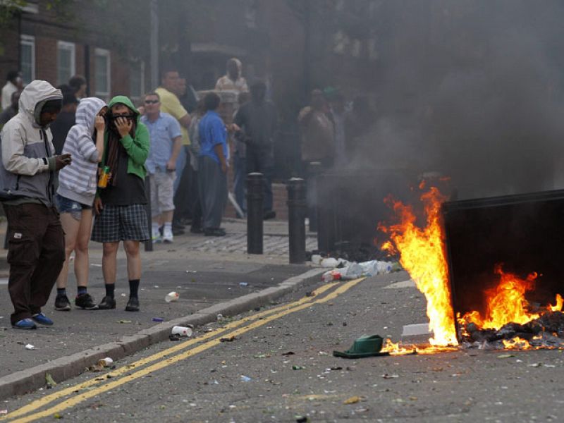 La muerte de tres asiáticos en los disturbios desata las tensiones raciales en Birmingham