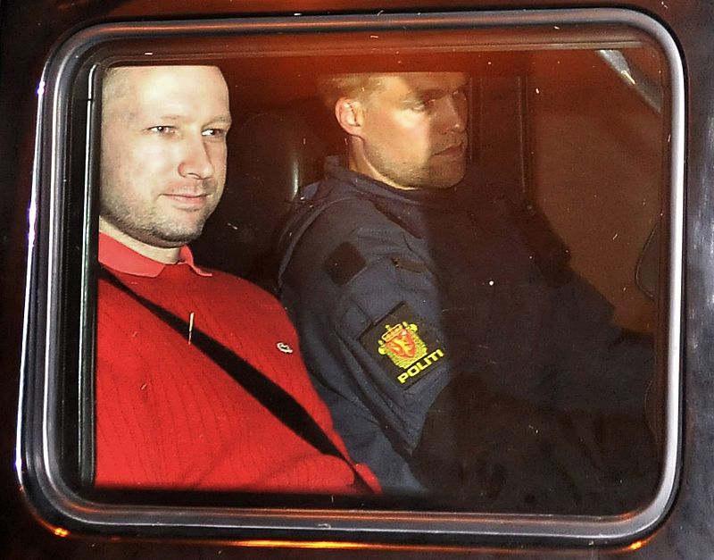 Breivik llamó a la policía para entregarse y  al no obtener respuesta siguió matando