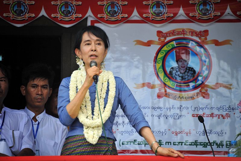 Suu Kyi tantea con su primer viaje político las nuevas libertades en Birmania
