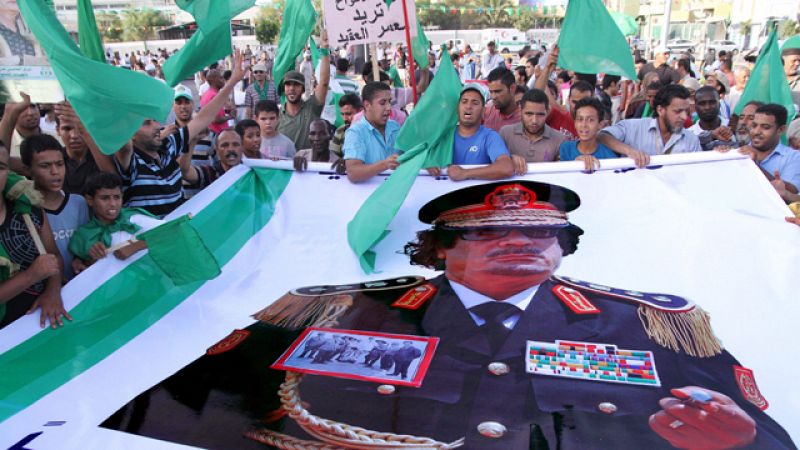 Un desafiante Gadafi pide a sus seguidores que se armen para expulsar a los "traidores y a la OTAN"