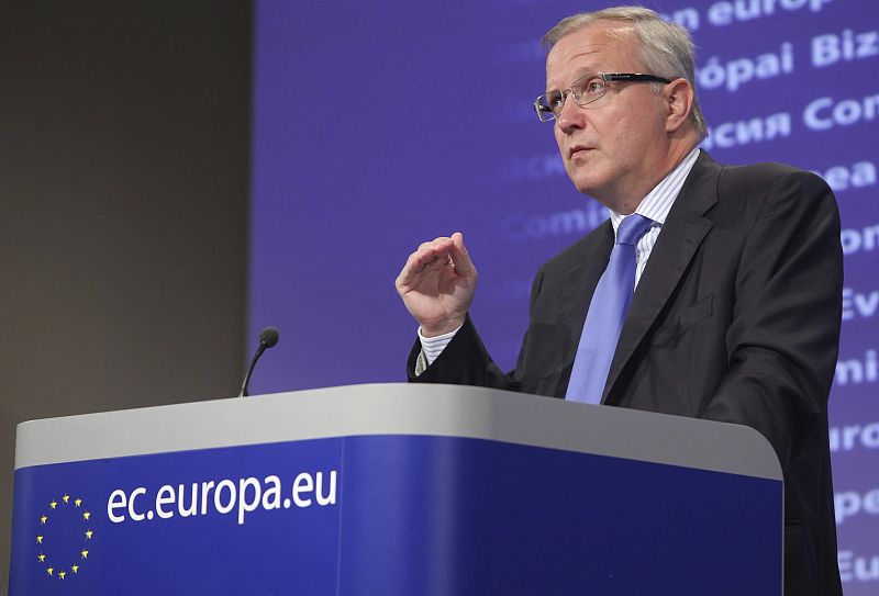 Rehn insiste en que ni España ni Italia necesitarán un rescate: "Están dando los pasos adecuados"