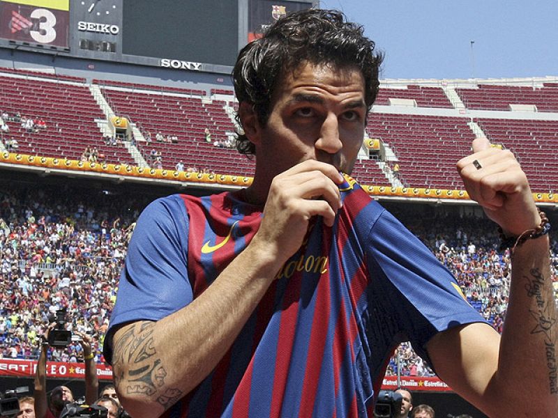 Cesc firma con el Barça por cinco años y una cláusula de 200 millones