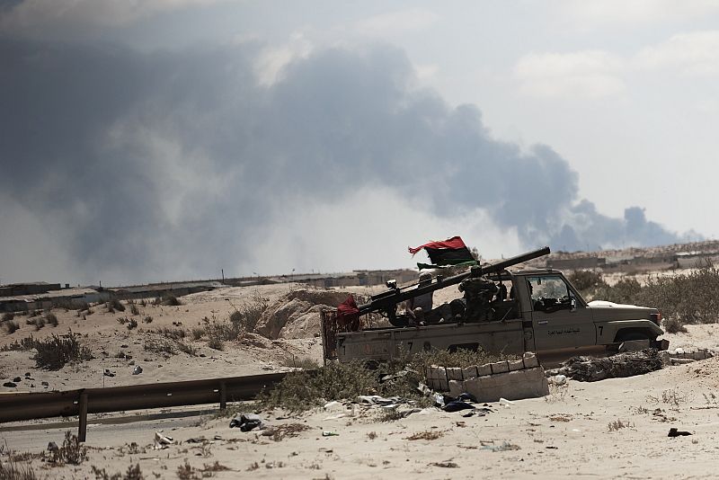 Los rebeldes libios temen que Gadafi destruya las instalaciones petrolíferas de Brega