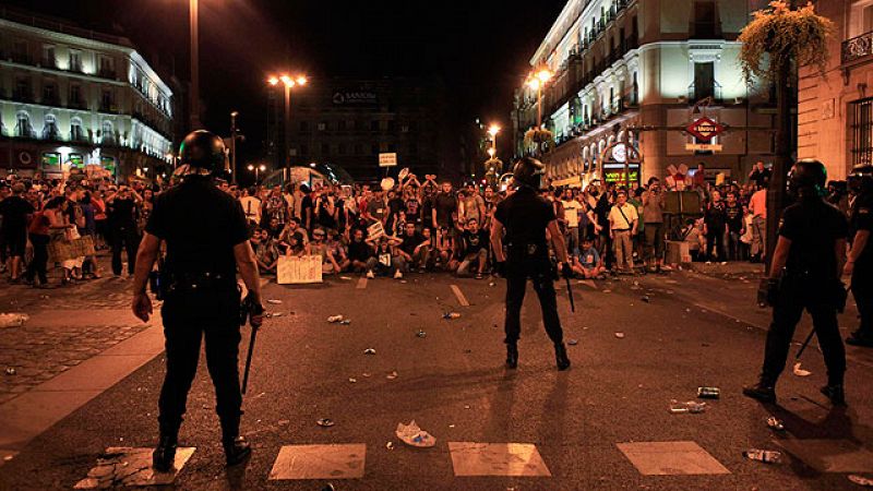 La protesta laica acaba con el desalojo por la fuerza de Sol tras enfrentamientos con peregrinos