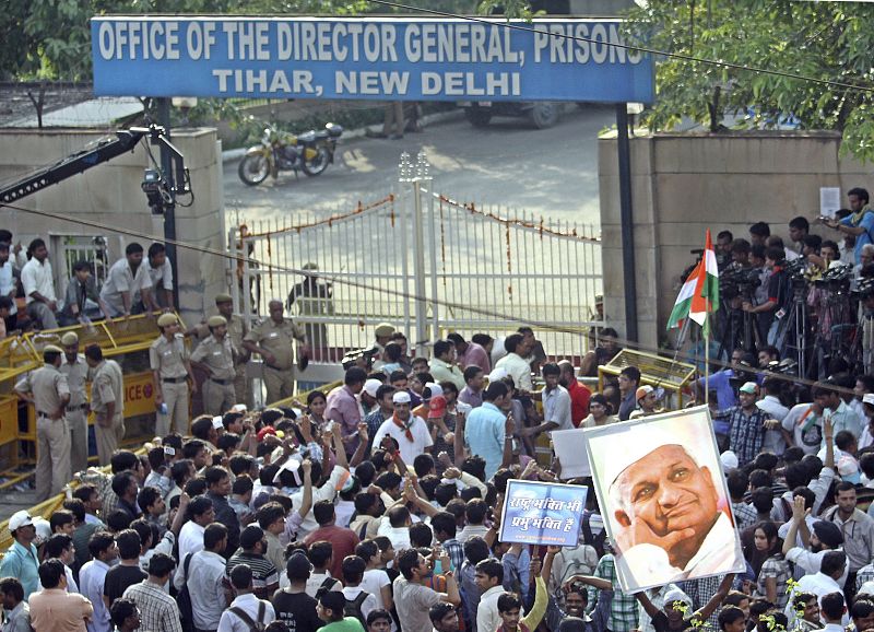 El activista indio gana el pulso al Gobierno y saldrá en libertad para hacer su huelga de hambre