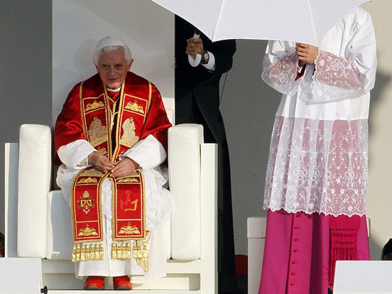 El papa censura a quienes defienden el aborto y la eutanasia "creyéndose dioses"