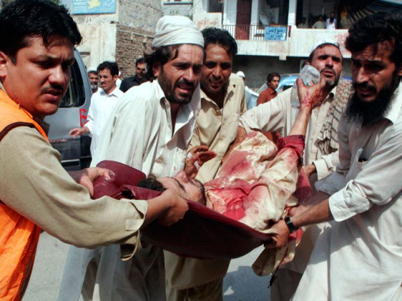Un adolescente suicida mata a 41 peregrinos en una mezquita de Pakistán y hiere a otros 100
