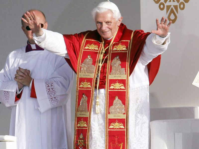 El papa pide a los jóvenes en el viacrucis que no pasen de largo ante el dolor
