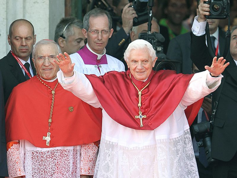 El papa defiende el celibato y llama a los futuros sacerdotes a ser "santos"