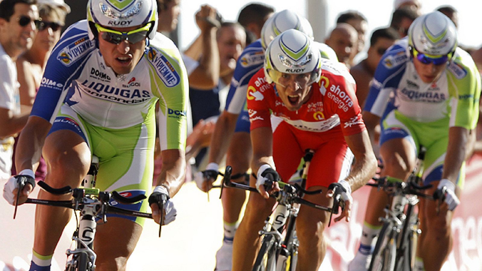 El equipo italiano de Vincenzo Nibali ha disputado la victoria de etapa al Leopard hasta los últimos metros. Los italianos han sido finalmente segundos con 4 segundos de retraso respecto al equipo de Luxemburgo.