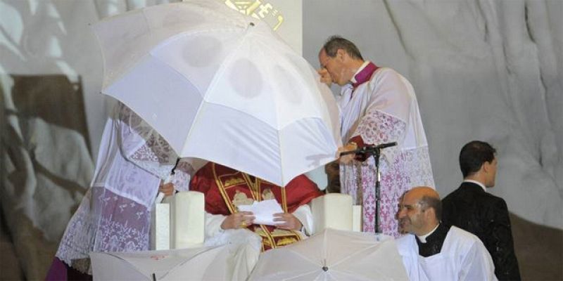 Cientos de miles de jóvenes oran con el papa en Cuatro Vientos pese a la tormenta