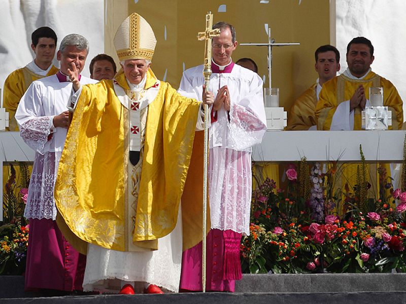 El papa advierte a los jóvenes de que no se puede "seguir a Jesús" fuera de la Iglesia