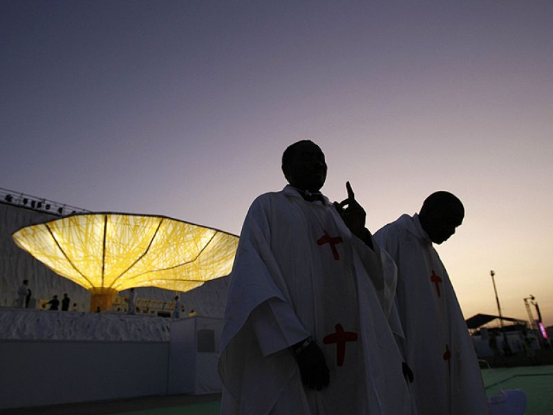 El papa 'despierta' a los jóvenes en Cuatro Vientos y les cita para 2013 en Brasil