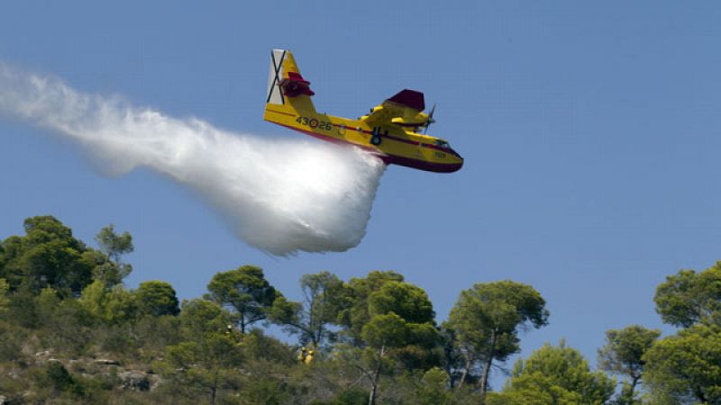 Unos 400 efectivos trabajan en la extinción del fuego que arrasa 500 hectáreas en Ávila