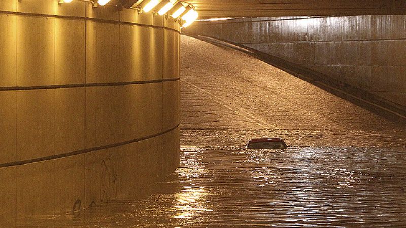Una intensa tromba de agua inunda calles y garajes en Vigo