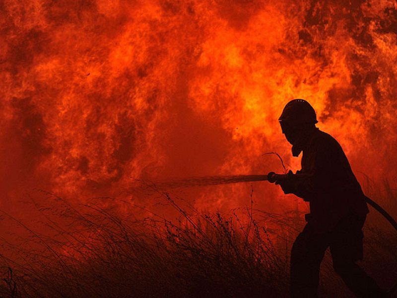 Los dispositivos siguen trabajando para extinguir los incendios en las zonas de Atamaría y Gredos
