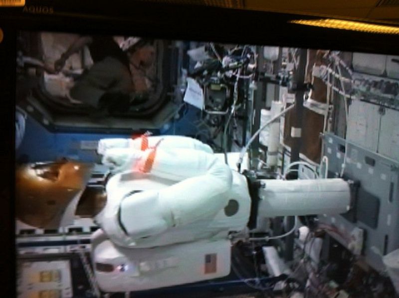 El robonauta de la NASA recarga sus pilas en gravedad cero por primera vez