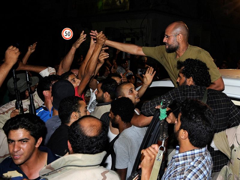 Saif al Islam, el hijo y delfín de Gadafi, reaparece en Trípoli mientras se suceden los combates