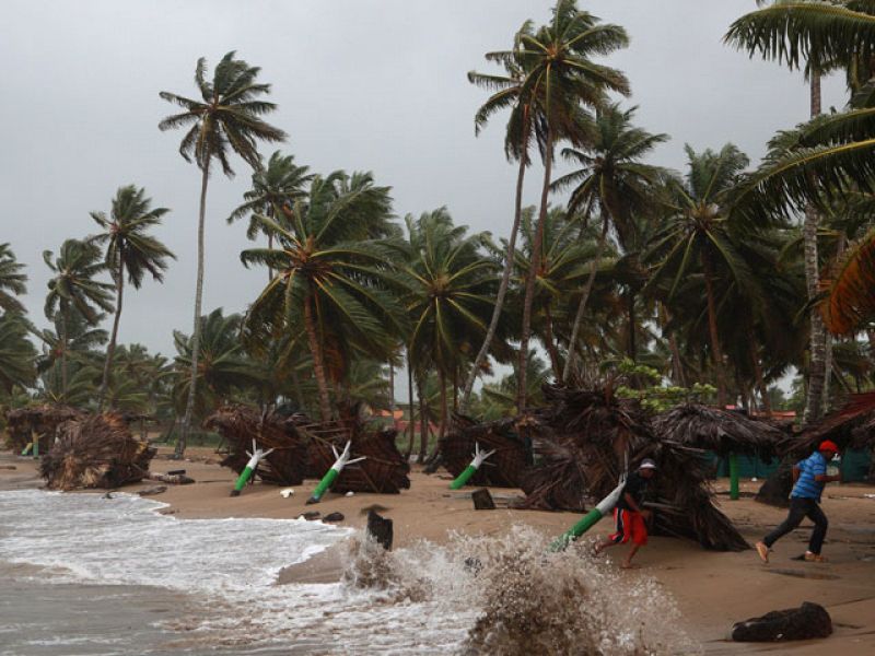 El huracán "Irene" deja sin luz a un millón de personas en Puerto Rico y avanza hacia EE.UU.