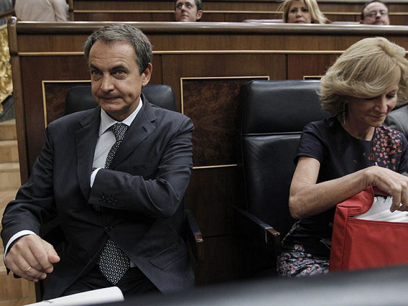 Zapatero propone modificar la Constitución para limitar el déficit y la deuda y Rajoy lo acepta