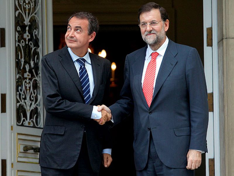 Zapatero y Rajoy intercambian documentos para llegar a un acuerdo