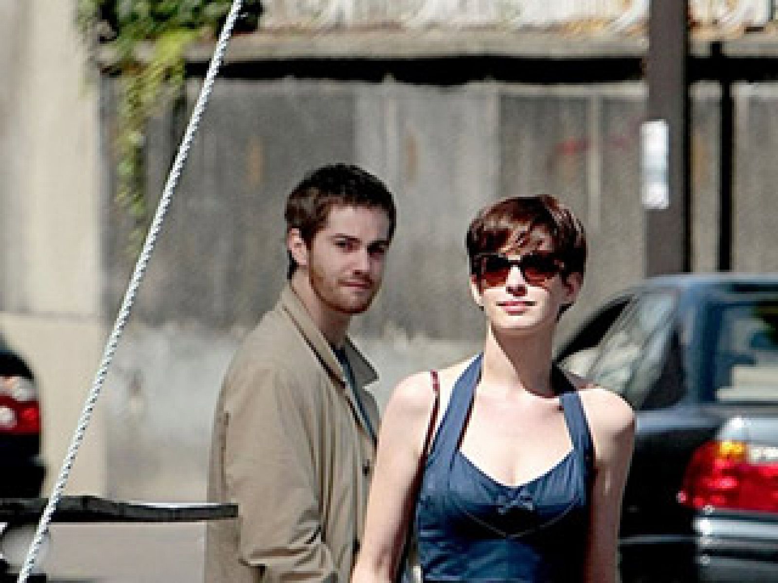 Anne Hathaway y Jim Sturgess en uno de los vídeos promocionales de la película 'One Day'.