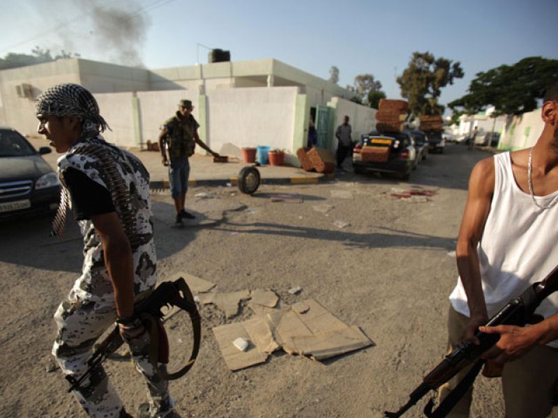 Encuentran más de 200 cadáveres en un hospital al sur de Trípoli, donde siguen los combates