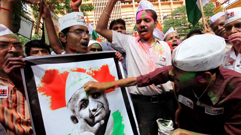 El activista indio anti corrupción Anna Hazare rompe su ayuno